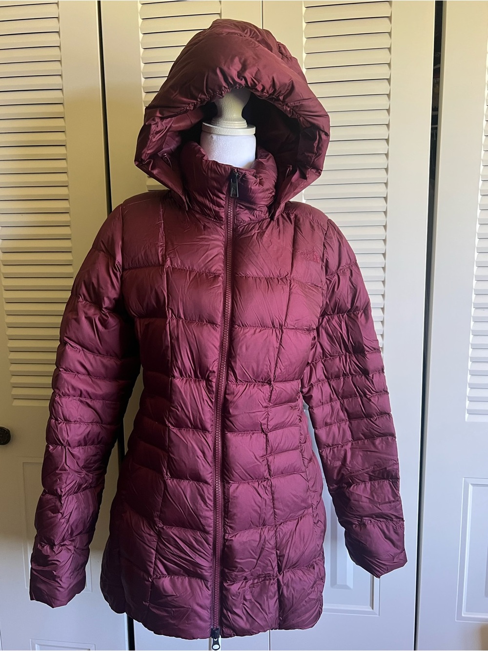 North Face Women's Puffer Coat in Burgundy Maroon - Small